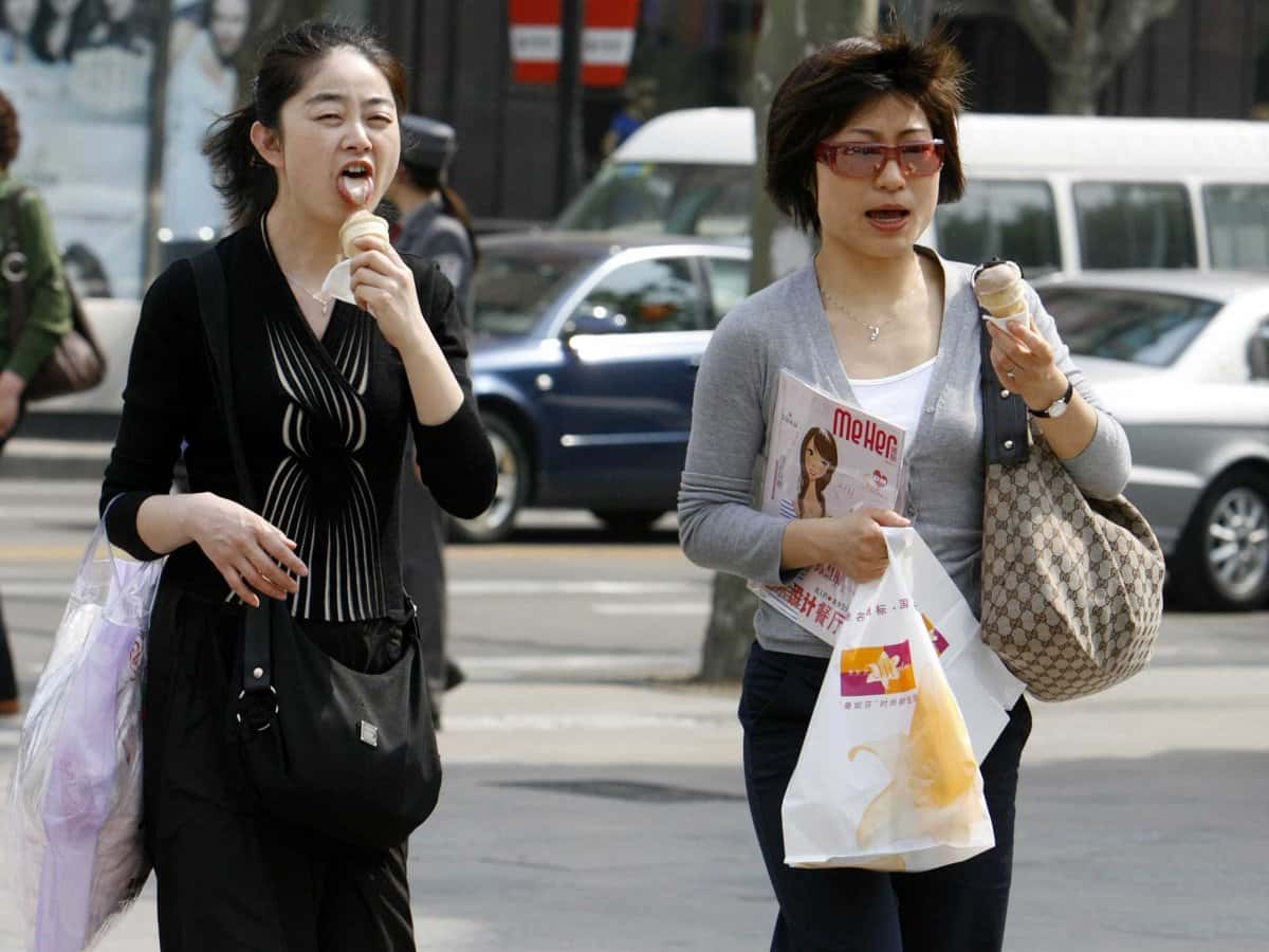 women-eating-ice-cream-in-japan