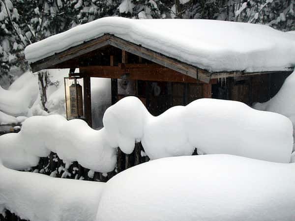onsen around snow