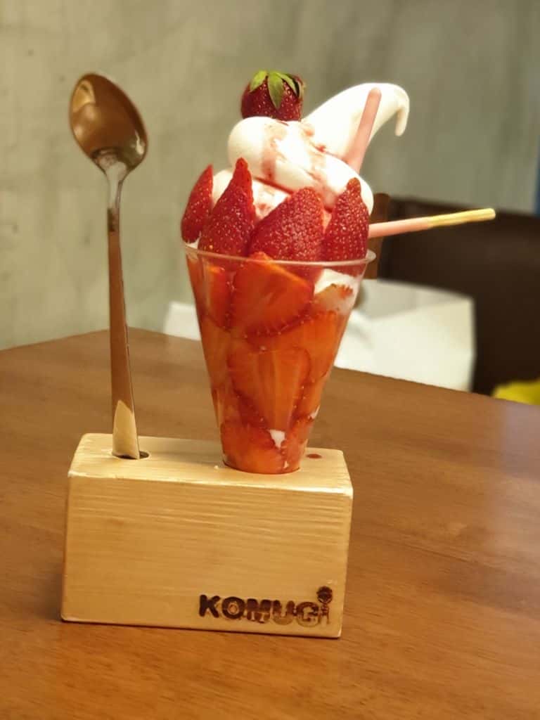 Fresh Strawberry Parfait ร้าน Komugi ร้านคาเฟ่อุด้งเส้นสด ย่านพร้อมพงษ์