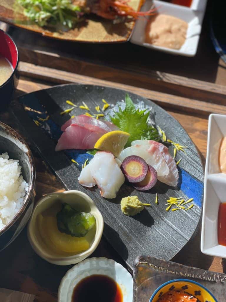 อาหารชุดแบบญี่ปุ่นพร้อมอาหารทะเลสดๆที่ Akashi จ.เฮียวโงะ เมืองแห่งทาโกะ