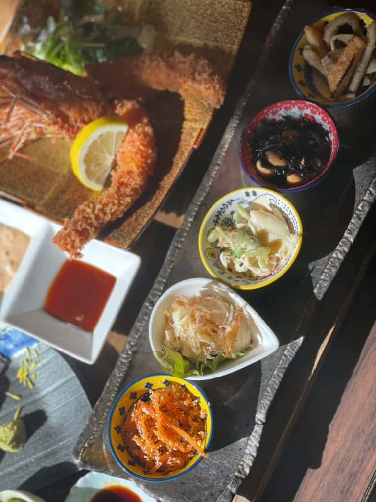 อาหารชุดแบบญี่ปุ่นพร้อมอาหารทะเลสดๆที่ Akashi จ.เฮียวโงะ เมืองแห่งทาโกะ