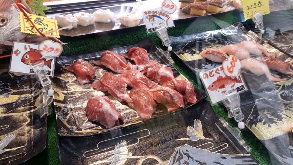ซูชิฮนมากูโร่ ตลาดคาราโตะ (Karato Market : 唐戸市場) ตลาดปลาปักเป้า ซูชิปลาวาฬ