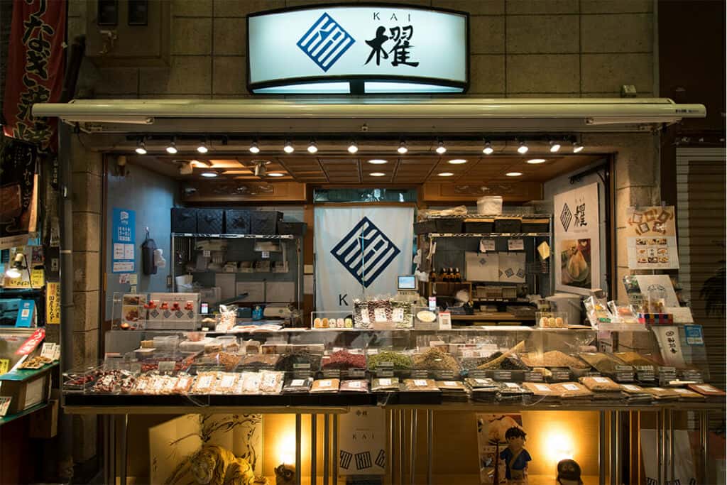 ตลาดนิชิกิ (Nishiki Market : 錦市場) 10 ที่เที่ยวเกียวโต ตามรอยภาพยนตร์ “เมื่อวานคุณทานอะไร?” (What Did You Eat Yesterday?)