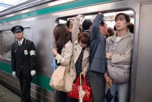 ความสะพรึงของรถไฟในโตเกียวเวลาเร่งด่วน เที่ยวมือใหม่ควรเตรียมพร้อม
