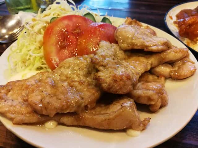 สลัดหมูต้มซีอิ๊ว ร้านอาหหารญี่ปุ่น The-grand-ramen-umai ใกล้ BTS พร้อมพงษ์