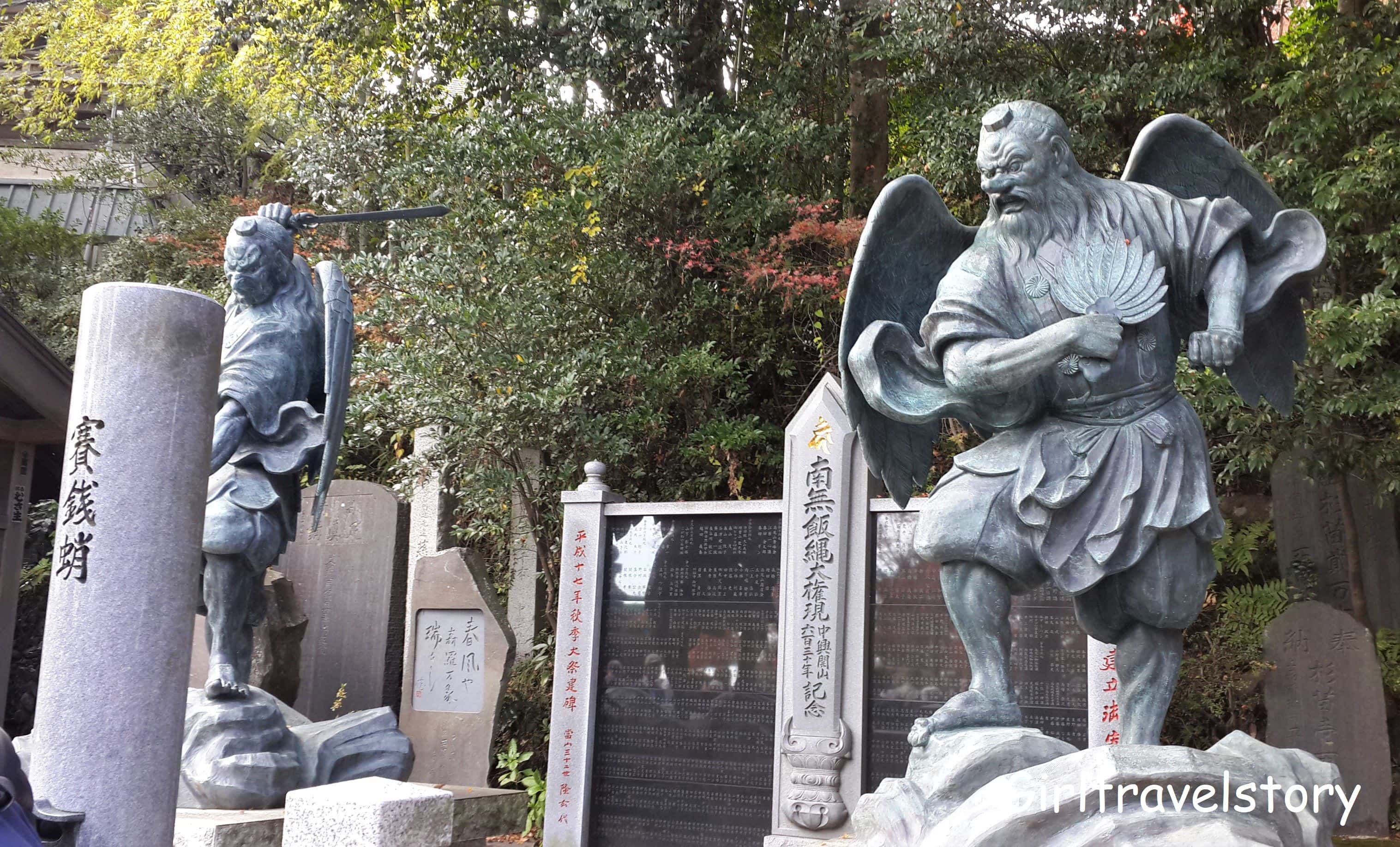 รูปปั้นเท็งกุ (Tengu) ซึ่งเป็นเทพอสุรกายที่เป็นที่รู้จักกันดีในตำนานของญี่ปุ่น มีใบหน้าแดงและจมูกโด่งแหลม  