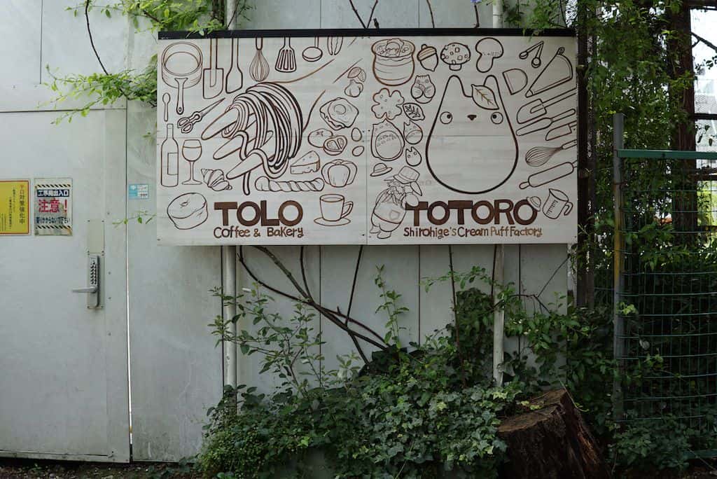 ร้าน Shirohige's Cream Puff Shop หรือที่ป้ายร้านชื่อ Tolo Coffee Bakery คาเฟ่น่ารักในโตเกียว