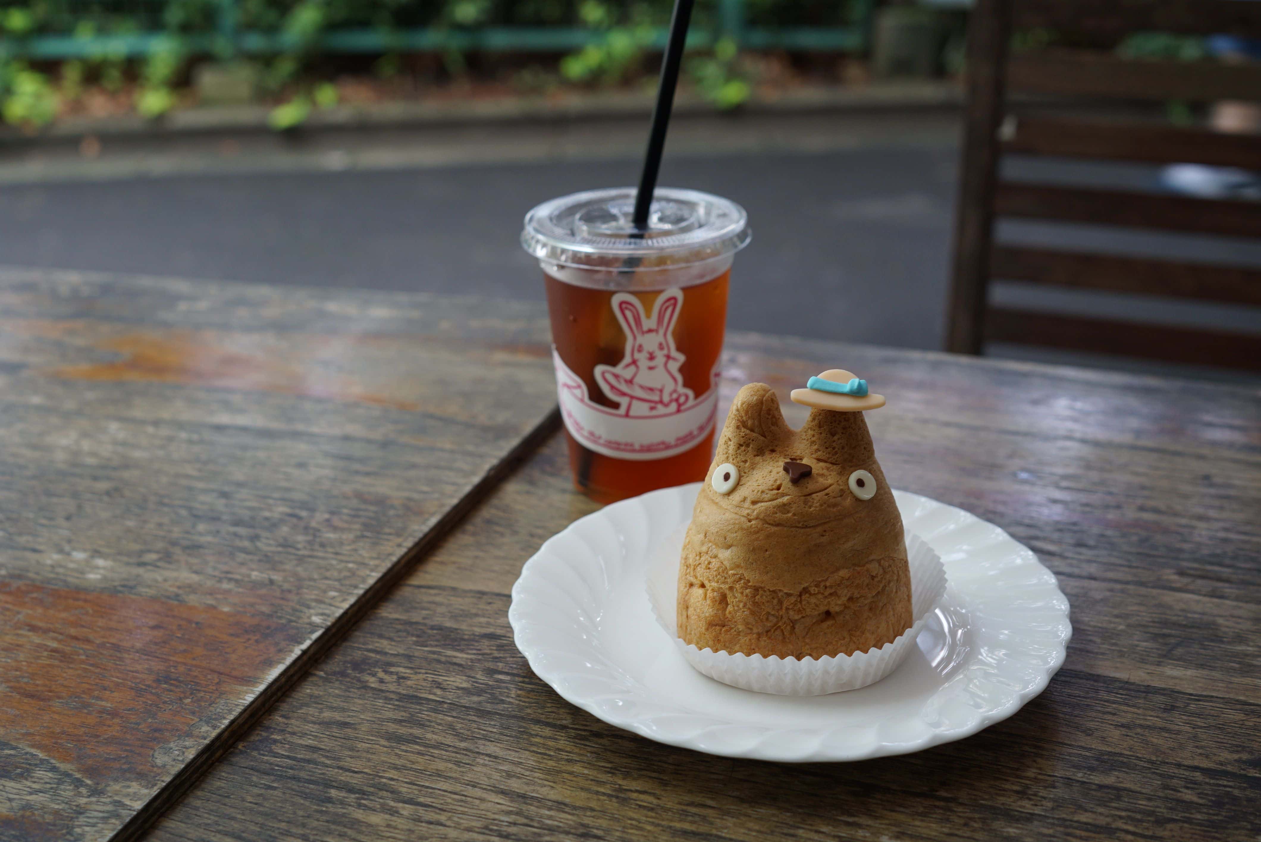 ร้าน Shirohige's Cream Puff Shop หรือที่ป้ายร้านชื่อ Tolo Coffee Bakery คาเฟ่น่ารักในโตเกียว ชูครีม totoro