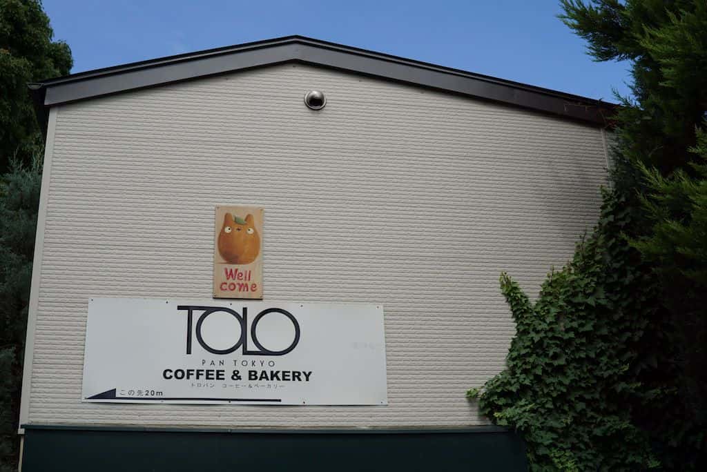 ร้าน Shirohige's Cream Puff Shop หรือที่ป้ายร้านชื่อ Tolo Coffee Bakery คาเฟ่น่ารักในโตเกียว