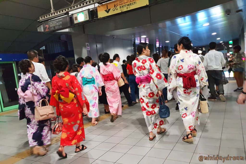 บรรยากาศที่หนุ่มสาวใส่ชุดยูคาตะสีสันสวยงาม กินน้ำแข็งไส ชมดอกไม้ไฟ เดินเล่นในงานวัดญี่ปุ่นช่วงเทศกาลทานาบาตะ