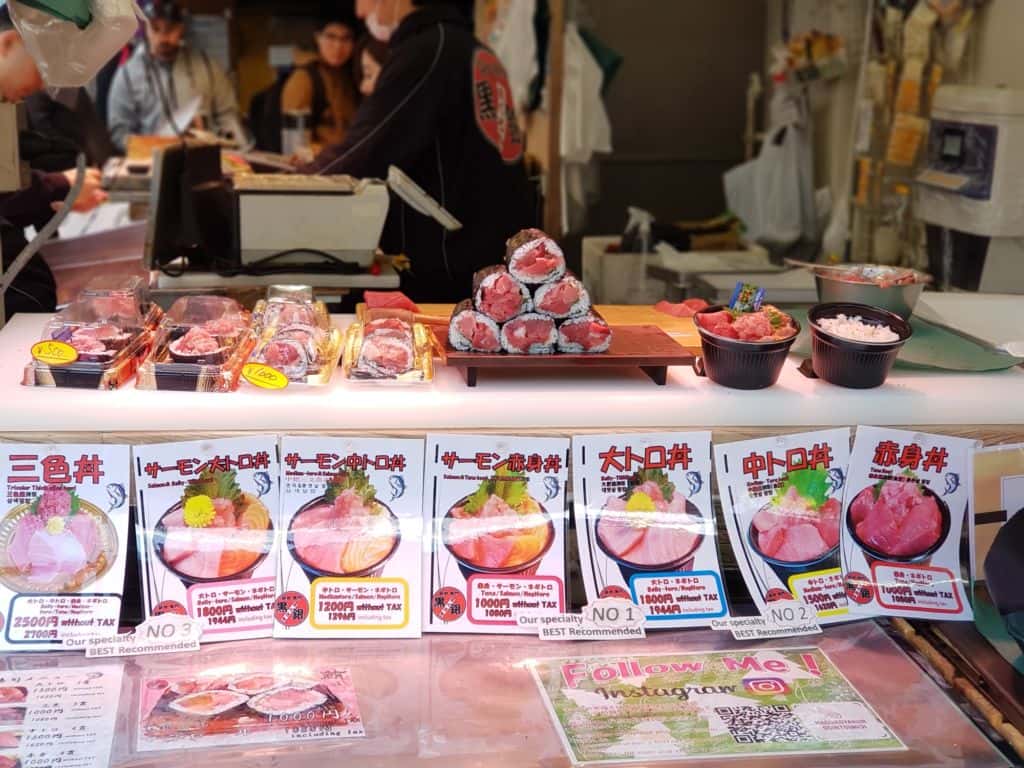 ร้าน Yamacho  ซึ่งขายแต่ไข่หวาน หรือที่เรียกว่า "Tamagoyaki" พาไปกิน ไข่หวานเสียบไม้ย่างร้อน 100 Yen ร้านดังที่ Tsukiji Market , Tokyo