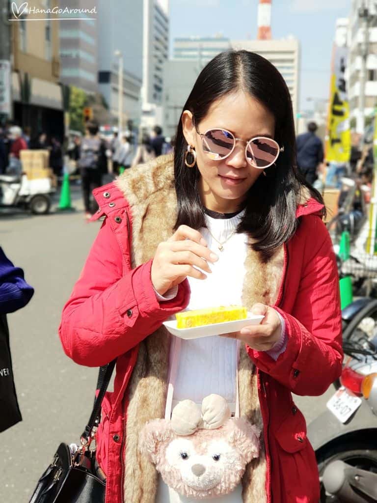 ร้าน Yamacho  ซึ่งขายแต่ไข่หวาน หรือที่เรียกว่า "Tamagoyaki" พาไปกิน ไข่หวานเสียบไม้ย่างร้อน 100 Yen ร้านดังที่ Tsukiji Market , Tokyo