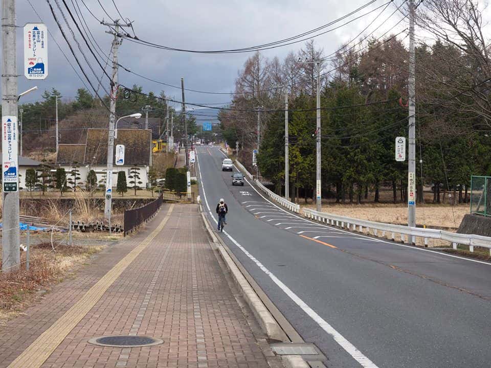 ถนนหน้าทางเข้าโรงแรม Fuji Zakura Inn โรงแรมวิวภูเขาไฟฟูจิ