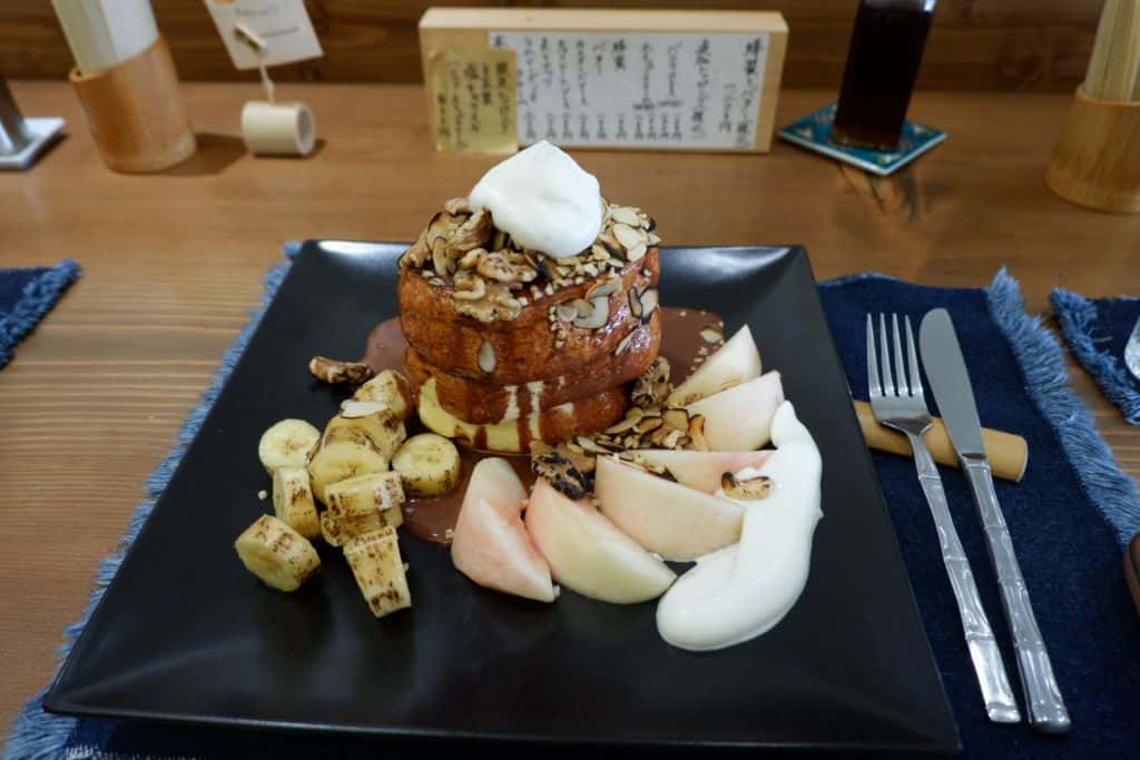 แพนเค้กฟู Chocolate sauce with roasted banana & fresh peach ร้าน Benitsuru Asakusa Tokyo