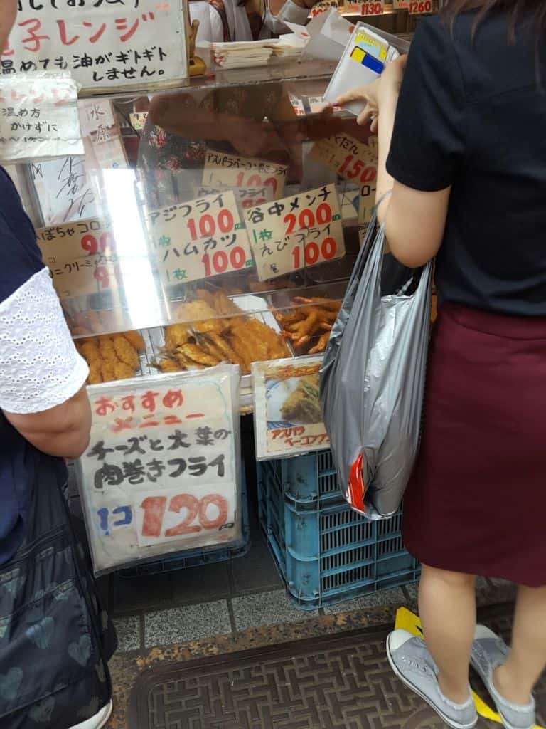ช้อปปิ้งย่านเก่าแก่สไตล์ญี่ปุ่นและสินค้าของกินแบบแมวๆ ที่ Yanaka Ginza โตเกียว
