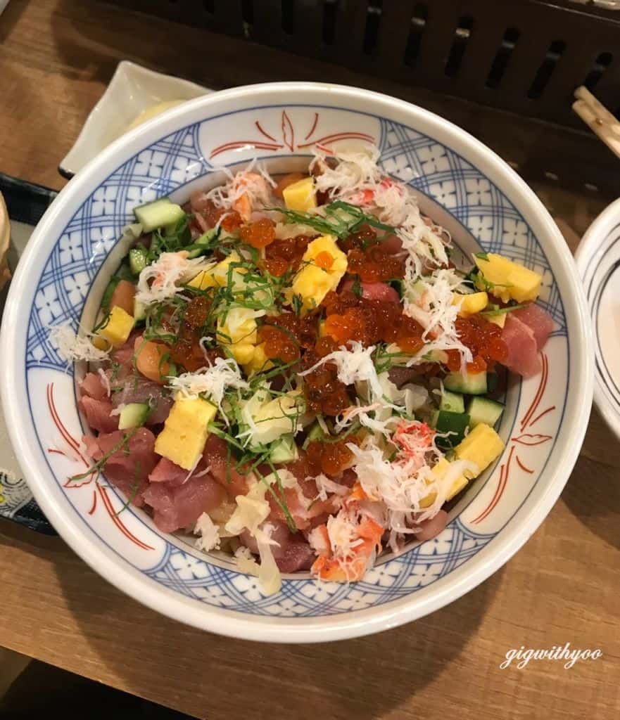 Fresh seafood chirashi sushi bowl ข้าวหน้าปลาดิบรวม ร้านซีฟู๊ดเปิดตลอด 24 ชั่วโมง Isomaru Suisan 